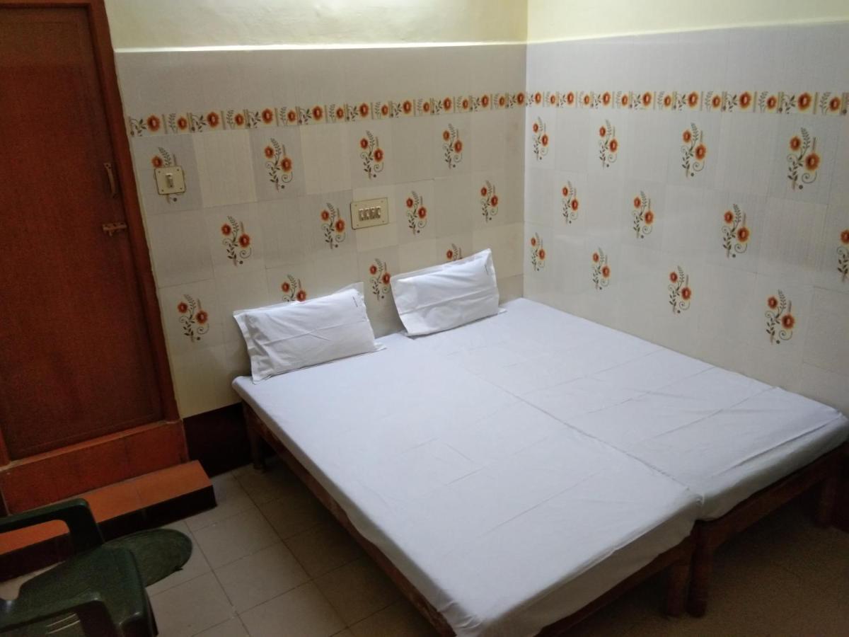 Hotel Sriram Lodge Tirupati Bagian luar foto