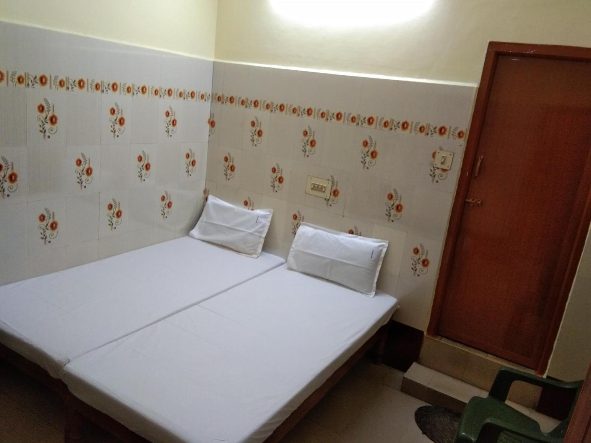 Hotel Sriram Lodge Tirupati Bagian luar foto