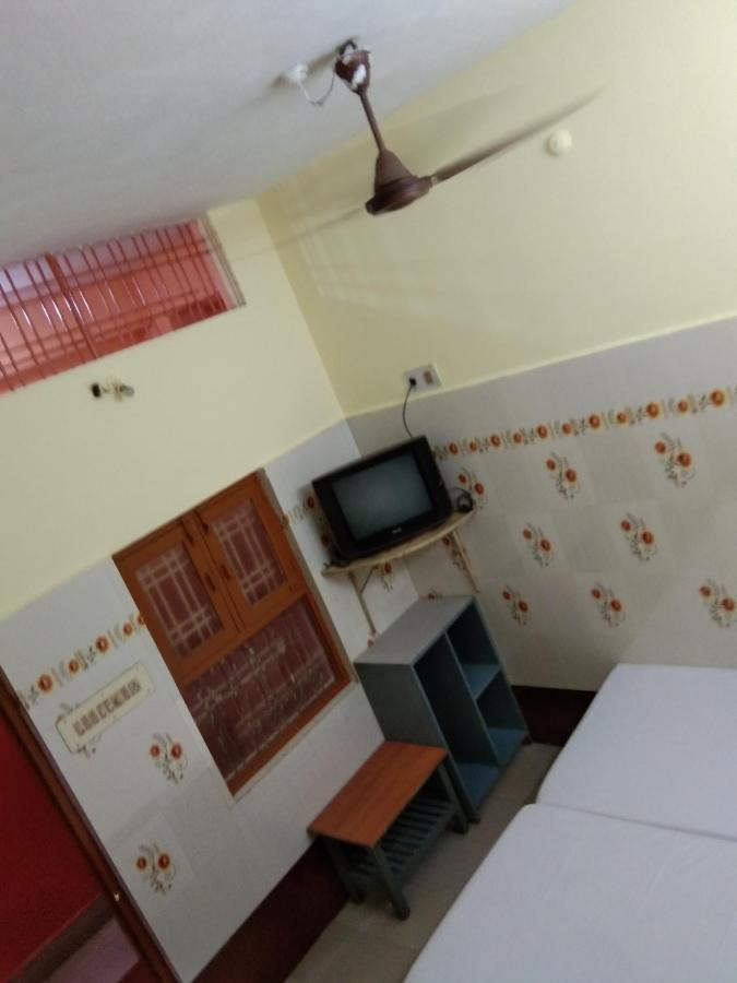 Hotel Sriram Lodge Tirupati Bagian luar foto
