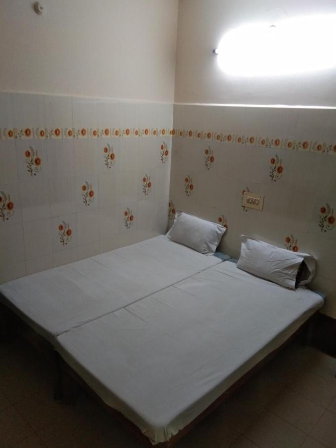 Hotel Sriram Lodge Tirupati Bagian luar foto