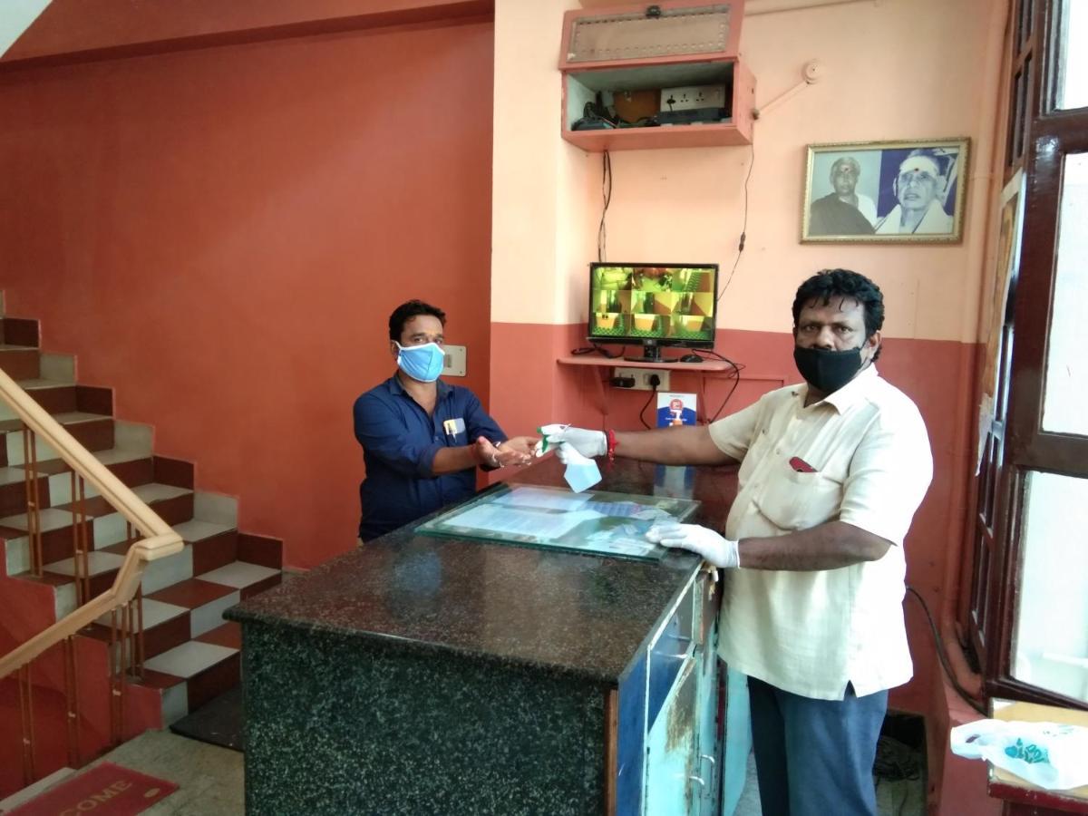Hotel Sriram Lodge Tirupati Bagian luar foto