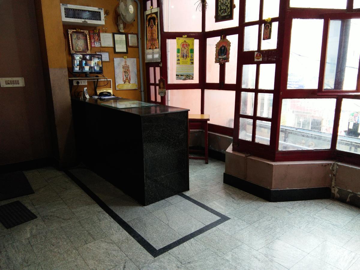 Hotel Sriram Lodge Tirupati Bagian luar foto